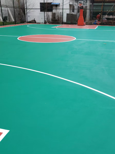 盐湖 球场长期使用易出现地面开裂